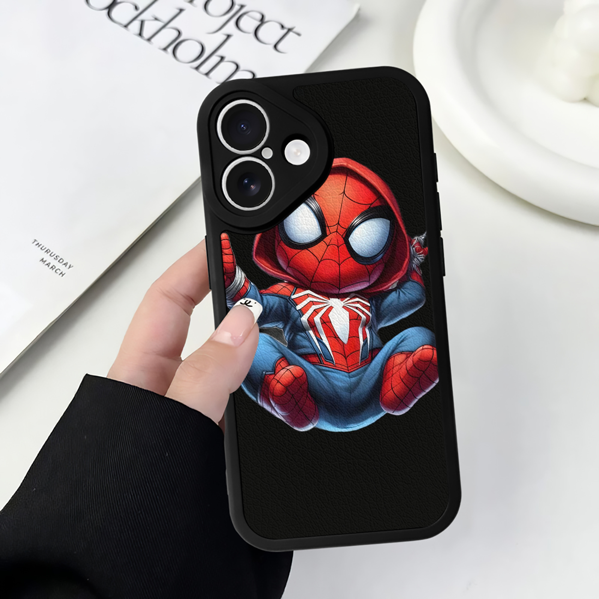 Spider Man スパイダーマン 【iPhone 16シリーズ対応】シリコンスマホケース（レザー調） 材質：シリコン